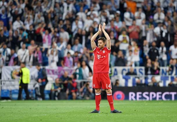 FUSSBALL CHAMPIONS LEAGUE SAISON 2016 2017 VIERTELFINALE RUECKSPIEL Real Madrid - FC Bayern Muenchen 18.04.2017 Xabi Alonso (FC Bayern Muenchen) wird nach seinem letzten CHL-Spiel von den Fans von Real Madrid im Stadion Santiago Bernabeu gefeuert 