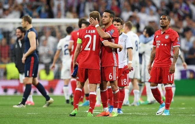 FUSSBALL CHAMPIONS LEAGUE SAISON 2016 2017 VIERTELFINALE RUECKSPIEL Real Madrid - FC Bayern Muenchen 18.04.2017 Enttaeuschung FC Bayern Muenchen; Philipp Lahm, Thiago Alcantara und Douglas Costa (v.li.) nach dem Spiel 