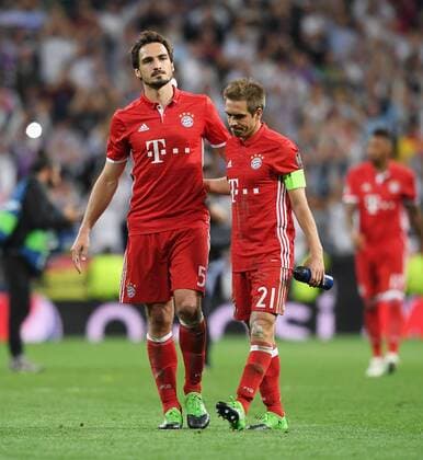 FUSSBALL CHAMPIONS LEAGUE SAISON 2016 2017 VIERTELFINALE RUECKSPIEL Real Madrid - FC Bayern Muenchen 18.04.2017 Enttaeuschung FC Bayern Muenchen; Philipp Lahm (re) nach seinem letzten CHL -Spiel umarmt Mats Hummels (li) nach dem Spiel 