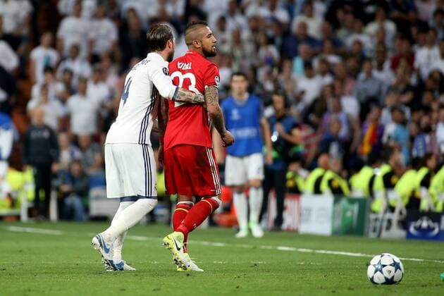 Sergio Ramos ( Real Madrid 4 ) bringt Arturo Vidal (FC Bayern Muenchen 23) vom Platz, Real Madrid vs. FC Bayern Muenchen, Viertelfinale, UEFA Champions League, Fussball, 18.04.2017, Madrid Copyright: xLanger Eibner-Pressefotox EP_HLR