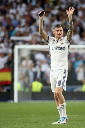 Toni Kroos ( Real Madrid 8 ) bedankt sich bei den Fans, Real Madrid vs. FC Bayern Muenchen, Viertelfinale, UEFA Champions League, Fussball, 18.04.2017, Madrid Copyright: xLanger Eibner-Pressefotox EP_HLR