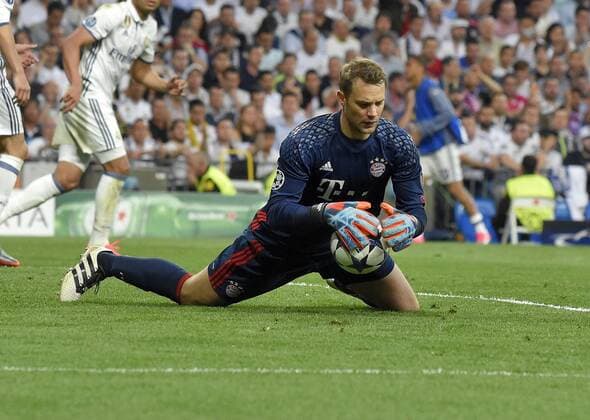 18.04.2017, Fussball Champions-League 2016 2017, Viertelfinale Rückspiel, Real Madrid - FC Bayern München, im Estadio Bernabeu in Madrid, Torwart Manuel Neuer (FC Bayern München) fängt den Ball sicher. 
