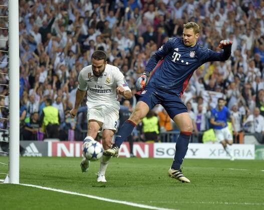 18.04.2017, Fussball Champions-League 2016 2017, Viertelfinale Rückspiel, Real Madrid - FC Bayern München, im Estadio Bernabeu in Madrid, Torwart Manuel Neuer (FC Bayern München) sicher am Ball. 