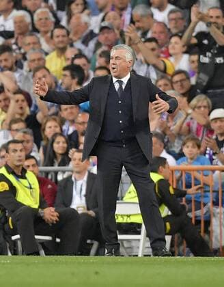 18.04.2017, Fussball Champions-League 2016 2017, Viertelfinale Rückspiel, Real Madrid - FC Bayern München, im Estadio Bernabeu in Madrid, Trainer Carlo Ancelotti (FC Bayern München) gestikuliert. 