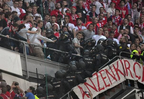 Bilder des Tages - SPORT 18.04.2017, Fussball Champions-League 2016 2017, Viertelfinale Rückspiel, Real Madrid - FC Bayern München, im Estadio Bernabeu in Madrid, Bayernfans randalieren. 