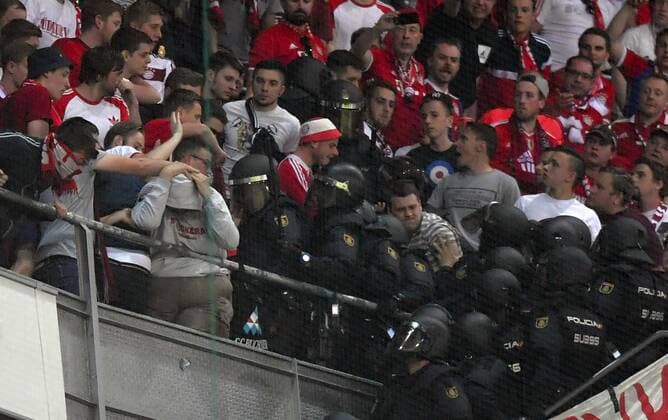 18.04.2017, Fussball Champions-League 2016 2017, Viertelfinale Rückspiel, Real Madrid - FC Bayern München, im Estadio Bernabeu in Madrid, Bayernfans randalieren. 