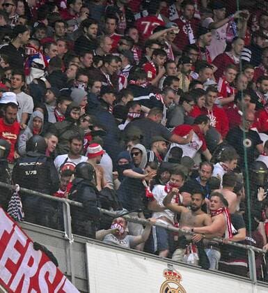 18.04.2017, Fussball Champions-League 2016 2017, Viertelfinale Rückspiel, Real Madrid - FC Bayern München, im Estadio Bernabeu in Madrid, Bayernfans randalieren. 