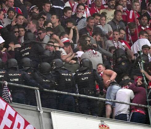 18.04.2017, Fussball Champions-League 2016 2017, Viertelfinale Rückspiel, Real Madrid - FC Bayern München, im Estadio Bernabeu in Madrid, Bayernfans randalieren. 