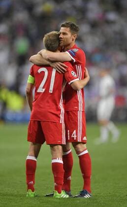 18.04.2017, Fussball Champions-League 2016 2017, Viertelfinale Rückspiel, Real Madrid - FC Bayern München, im Estadio Bernabeu in Madrid, Xabi Alonso (FC Bayern München) tröstet Philipp Lahm (FC Bayern München) 