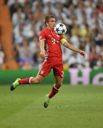 18.04.2017, Fussball Champions-League 2016 2017, Viertelfinale Rückspiel, Real Madrid - FC Bayern München, im Estadio Bernabeu in Madrid, Philipp Lahm (FC Bayern München) am Ball. 