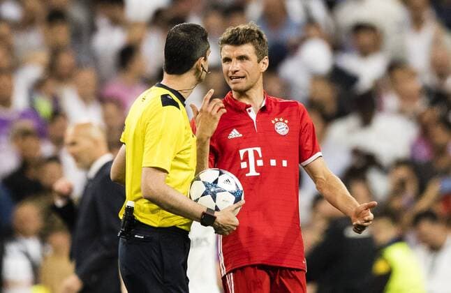 Madrid, 18.04.2017 Thomas Müller (FCB) diskutiert mit Schiedsrichter: Viktor Kassai (Ungarn) Real Madrid - Bayern München