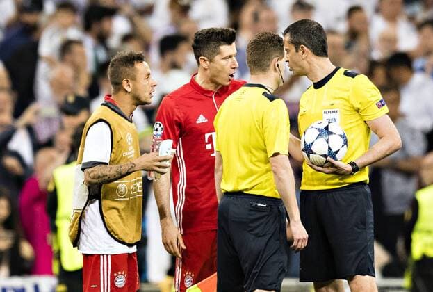 Madrid, 18.04.2017 Rafinha (FCB) und Robert Lewandowski (FCB) diskutieren mit Schiedsrichter: Viktor Kassai (Ungarn) Real Madrid - Bayern München