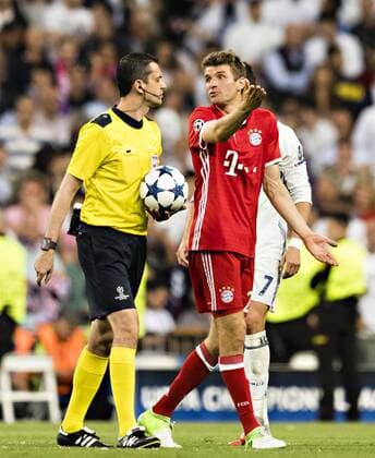 Madrid, 18.04.2017 Thomas Müller (FCB) diskutiert mit Schiedsrichter: Viktor Kassai (Ungarn) Real Madrid - Bayern München