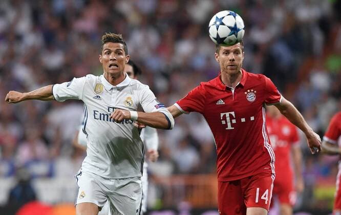 FUSSBALL CHAMPIONS LEAGUE SAISON 2016 2017 VIERTELFINALE RUECKSPIEL Real Madrid - FC Bayern Muenchen 18.04.2017 Cristiano Ronaldo (li, Real Madrid) gegen Xabi Alonso (re, FC Bayern Muenchen) 
