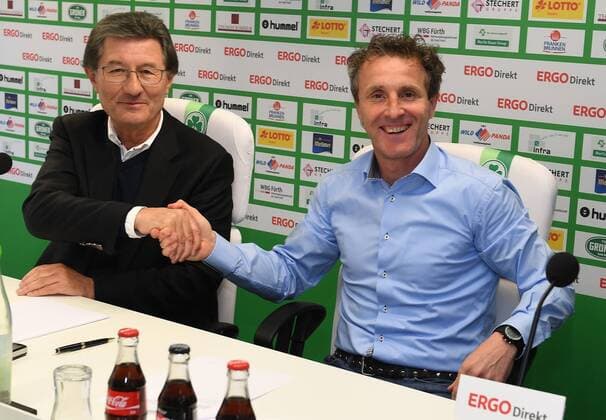 Bilder des Tages - SPORT 19.04.2017 - SpVgg Greuther Fürth Fuerth - 2. Fußball Bundesliga - Saison 2016 2017 - Pressekonferenz Pressegespräch - Vertragsverlängerung Vertragsunterzeichnung Janos Radoki - Helmut Hack (Präsident SpVgg Greuther Fürth ) Janos Radoki (Trainer SpVgg Greuther Fürth ) Handschlag Handshake
