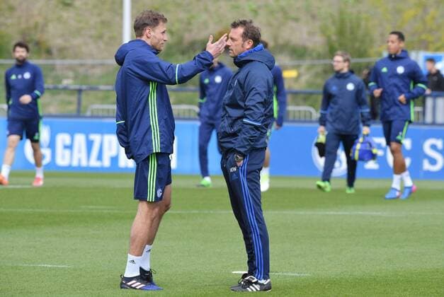19.04.2017, Fussball GER, 1. Bundesliga Saison 2016 2017, Training FC Schalke 04, Trainer Markus Weinzierl (FC Schalke 04), re., mit Benedikt Hoewedes, Benedikt Höwedes (Schalke 04)