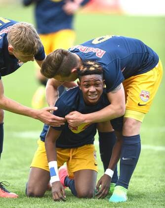 U19 Champions Trophy Finaltag 17.04.2017. Finale Red Bull Salzburg - Borussia Mönchengladbach. Nicolas Meister (re.) und Nikola Stosic (li.) umarmen den Torschützen zum 1:0 für Salzburg Mohammed Aminu. HM