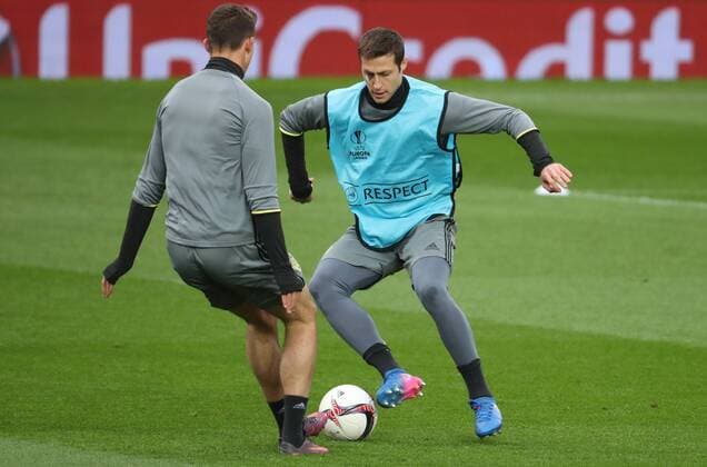 Anderlecht s Leander Dendoncker and Anderlecht s Uros Spajic fight for the ball during the training session of Belgian soccer team RSC Anderlecht in Manchester, UK, Wednesday 19 April 2017. Tomorrow Anderlecht is playing the return leg game of the quarterfinals of the Europa League competition against UK team Manchester United ManU VIRGINIExLEFOUR  x05083758x