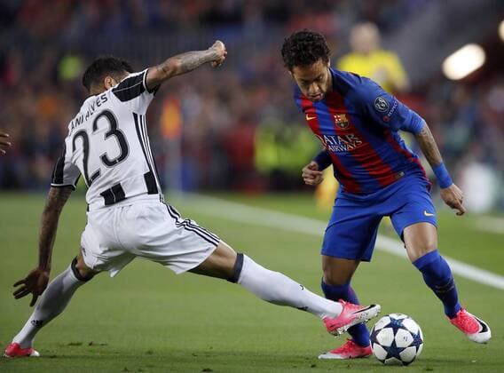 FC Barcelona Barca s Brazilian striker Neymar Jr. (R) vies for the ball with Brazilian defender Dani Alves of Juventus during the UEFA Champions League quarter-final second leg match between FC Barcelona and Juventus at the Camp Nou stadium, in Barcelona, Catalonia, Spain, 19 April 2017. BARCELONA VS. JUVENTUS !ACHTUNG: NUR REDAKTIONELLE NUTZUNG!  Copyright: xAlbertoxEstevezx BCN001 20170419-636282330797083030