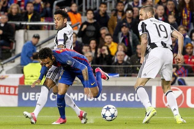 FC Barcelona Barca s Brazilian striker Neymar Jr. (C) vies for the ball with Brazilian defender Dani Alves of Juventus during the UEFA Champions League quarter-final second leg match between FC Barcelona and Juventus at the Camp Nou stadium, in Barcelona, Catalonia, Spain, 19 April 2017. BARCELONA VS. JUVENTUS !ACHTUNG: NUR REDAKTIONELLE NUTZUNG!  Copyright: xQuiquexGarciax BCN001 20170419-636282330850281758