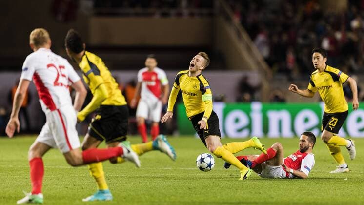 Monaco, 19.04.2017 Marco Reus (BvB) von Joao Moutinho (MON) gefoult AS Monaco - Borussia Dortmund