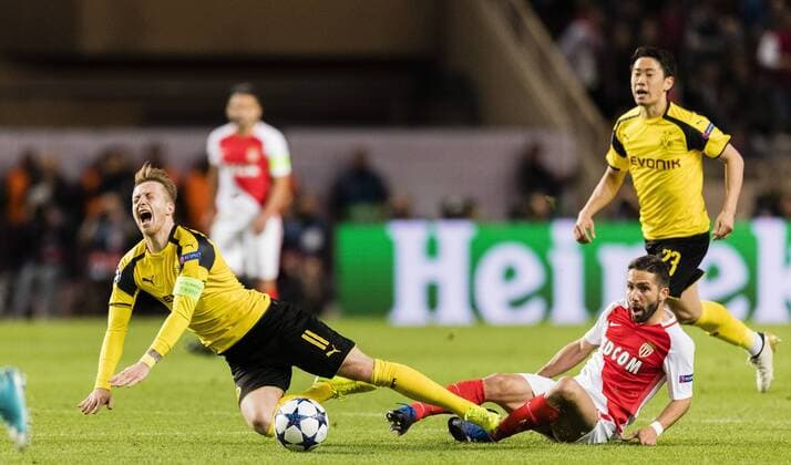 Themen der Woche - Sport Monaco, 19.04.2017 Marco Reus (BvB) von Joao Moutinho (MON) gefoult AS Monaco - Borussia Dortmund