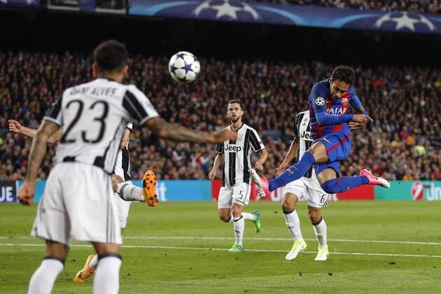 Bilder des Tages - SPORT (L-R) Dani Alves of Juventus FC, Mario Mandzukic of Juventus FC, Sami Khedira of Juventus FC, Neymar of FC Barcelonaduring the UEFA Champions League quarter final match between FC Barcelona Barca and Juventus FC on April 19, 2017 at the Camp Nou stadium in Barcelona, Spain. FC Barcelona v Juventus FC UEFA Champions League 2016 2017 xVIxxIVx 7610175