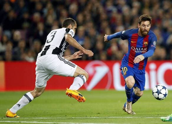 FC Barcelona Barca s Argentinian striker Lionel Messi (R) vies for the ball with defender Giorgio Chiellini of Juventus during the UEFA Champions League quarter-final second leg match between FC Barcelona and Juventus at the Camp Nou stadium, in Barcelona, Catalonia, Spain, 19 April 2017. BARCELONA VS. JUVENTUS !ACHTUNG: NUR REDAKTIONELLE NUTZUNG!  Copyright: xAlbertoxEstevezx BCN001 20170419-636282350903475789