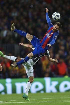 Bilder des Tages - SPORT FC Barcelona Barca s Argentinian striker Lionel Messi (R) vies for the ball with Bosnian midfielder Miralem Pjanic of Juventus during the UEFA Champions League quarter-final second leg match between FC Barcelona and Juventus at the Camp Nou stadium, in Barcelona, Catalonia, Spain, 19 April 2017. BARCELONA VS. JUVENTUS !ACHTUNG: NUR REDAKTIONELLE NUTZUNG!  Copyright: xAlejandroxGarciax BCN001 20170419-636282352315101691