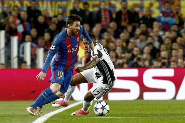 FC Barcelona Barca s Argentinian striker Lionel Messi (L) vies for the ball with Brazilian defender Alex Sandro of Juventus during the UEFA Champions League quarter-final second leg match between FC Barcelona and Juventus at the Camp Nou stadium, in Barcelona, Catalonia, Spain, 19 April 2017. BARCELONA VS. JUVENTUS !ACHTUNG: NUR REDAKTIONELLE NUTZUNG!  Copyright: xQuiquexGarciax BCN001 20170419-636282352324149575