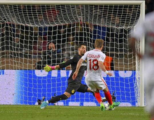 19.04.2017, Fussball Champions-League 2016 2017, Viertelfinale Rückspiel, AS Monaco - Borussia Dortmund, Im Stade Luis II in Monaco. Valere Germain (AS Monaco) schiebt den Ball durch die Beine von Torwart Roman Bürki (Dortmund) zum 3:1. 