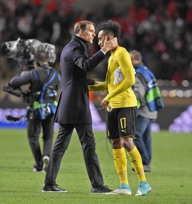 19.04.2017, Fussball Champions-League 2016 2017, Viertelfinale Rückspiel, AS Monaco - Borussia Dortmund, Im Stade Luis II in Monaco. Nach dem Schlusspfiff: Trainer Thomas Tuchel (li, Dortmund) tröstet Pierre-Emerick Aubameyang (Dortmund). 