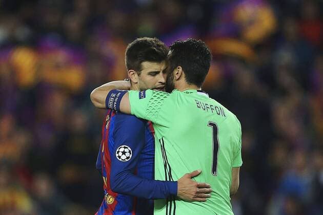 FC Barcelona Barca s defender Gerard Pique (L) hugs goalkeeper Gianluigi Buffon of Juventus during the UEFA Champions League quarter-final second leg match between FC Barcelona and Juventus at the Camp Nou stadium, in Barcelona, Catalonia, Spain, 19 April 2017. BARCELONA VS. JUVENTUS !ACHTUNG: NUR REDAKTIONELLE NUTZUNG!  Copyright: xAlejandroxGarciax BCN001 20170419-636282407328781270