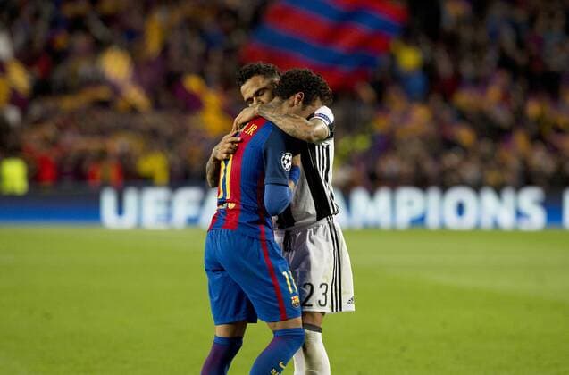 (170420) -- BARCELONA, April 20, 2017 -- Juventus s Dani Alves (R) hugs Barcelona s Neymar after the UEFA Champions League quarter final second leg match between FC Barcelona Barca and Juventus FC at the Camp Nou Stadium in Barcelona, Spain, April 19, 2017. The match ended 0-0 tie. Juventus advanced to the semifinal with 3-0 on aggregate. ) (SP)SPAIN-BARCELONA-SOCCER-CHAMPION S LEAGUE-BARCELONA VS JUVENTUS LinoxDexVallier 
