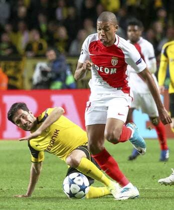 (170420) -- FONTVIEILLE, April 20, 2017 -- Kylian Mbappe (R) of AS Monaco breaks through as Nuri Sahin of Borussia Dortmund defends during their quaterfinal second leg match of UEFA Champions League in Fontvieille, Monaco on April 19, 2017. Monaco won 3-1 and advanced to the semifinal with 6-3 on aggregate.) (wll) (SP)MONACO-FONTVIEILLE-SOCCER-UEFA-UCL-QUATERFINAL-MONACO VS DORTMUND SergexHaouzi 