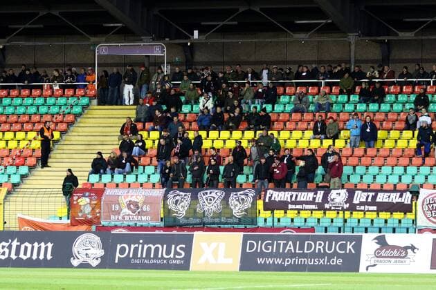 Fussball, Herren, Regionalliga Nordost, Saison 2016 17, 29. Spieltag, BFC Dynamo - FC Viktoria 1889 Berlin, Fans des BFC Dynamo auf der Gegentribüne, 19.04.17, Copyright: xMichaelxHundtx xMatthiasxKochx