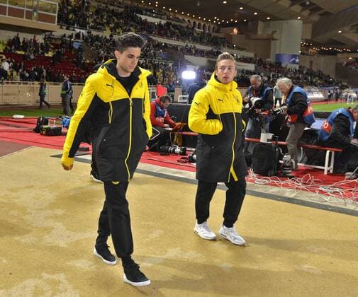 19.04.2017, Fussball Champions-League 2016 2017, Viertelfinale Rückspiel, AS Monaco - Borussia Dortmund, Im Stade Luis II in Monaco. Marc Bartra (li, Dortmund) ist beim Spiel als Zuschauer dabei. 