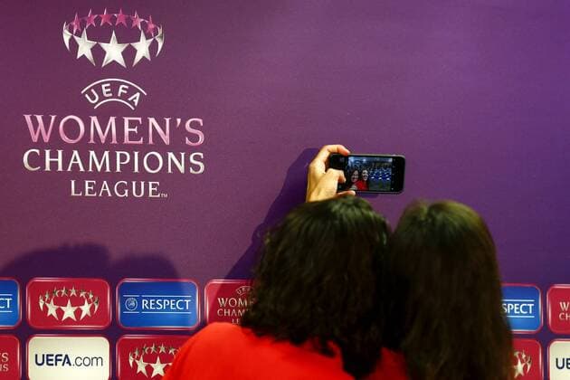 FC Barcelona Barca Women s soccer team players Marta Torrejon (L) and Jennifer Hermoso pose for a selfie during a press conference PK Pressekonferenz following a training session of the team at the Joan Gamper sports complex in Barcelona, northeastern Spain, 20 April 2017. FC Barcelona will face PSG in a UEFA Women s Champions League semifinal first leg match at the Miniestadi stadium in Barcelona on the ucoming 22 April. Press conference of FC Barcelona Women s soccer team !ACHTUNG: NUR REDAKTIONELLE NUTZUNG!  Copyright: xQuiquexGarcíax GRA185 20170420-636282968421031904