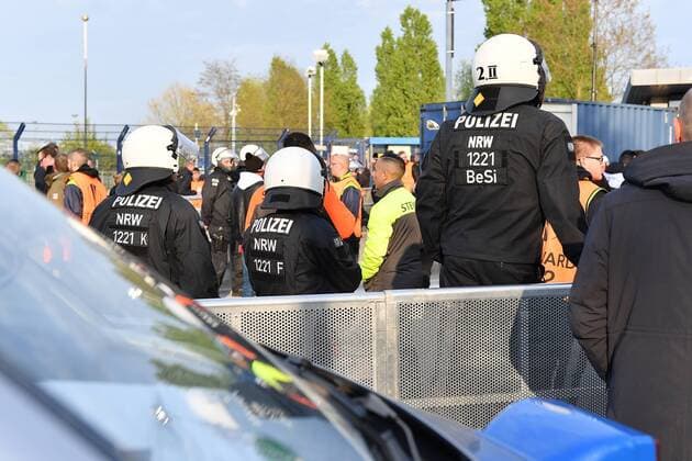 Fußball Europa League - Viertelfinale - FC Schalke 04 - Ajax Amsterdam am 20.04.2017 in der Veltins Arena auf Schalke heute extrem hohe Sicherheitsvorkehrungen durch die Polizei und Wachdienste insbesondere am Einlass der Holländischen Fans.. PM