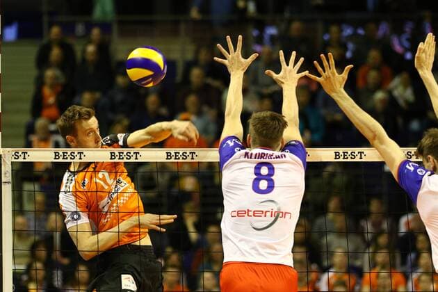 Volleyball, Herren, Saison 2016 17, 1. Bundesliga, Playoff, Halbfinale, 3. Spiel, BR Volleys - United Volleys Rhein-Main Paul Carroll (Nr. 12, Berlin Recycling Volleys), Jan Klobucar (Nr. 8, United Volleys Rhein-Main), 20.04.17, Copyright: xMichaelxHundtx xMatthiasxKochx