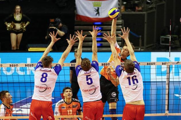 Volleyball, Herren, Saison 2016 17, 1. Bundesliga, Playoff, Halbfinale, 3. Spiel, BR Volleys - United Volleys Rhein-Main Jan Klobucar (Nr. 8, United Volleys Rhein-Main), Lukas Bauer (Nr. 5, United Volleys Rhein-Main, Robert Kromm (Nr. 3, Berlin Recycling Volleys), Christian Dünnes (Nr. 16, United Volleys Rhein-Main), 20.04.17, Copyright: xMichaelxHundtx xMatthiasxKochx