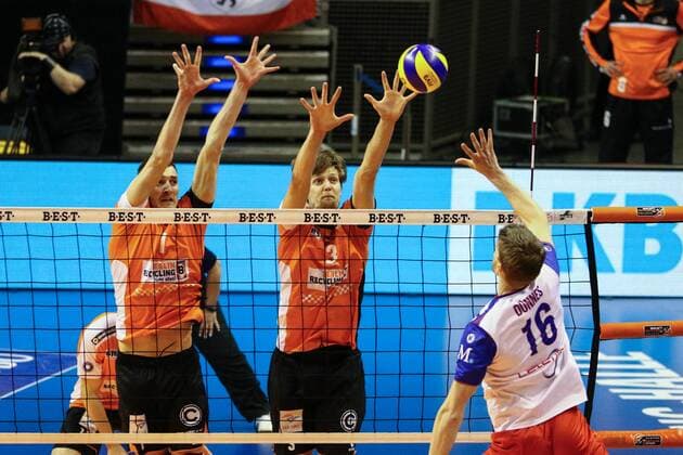 Volleyball, Herren, Saison 2016 17, 1. Bundesliga, Playoff, Halbfinale, 3. Spiel, BR Volleys - United Volleys Rhein-Main Aleksandar Okolic (Nr. 1, Berlin Recycling Volleys), Robert Kromm (Nr. 3, Berlin Recycling Volleys), Christian Dünnes (Nr. 16, United Volleys Rhein-Main), 20.04.17, Copyright: xMichaelxHundtx xMatthiasxKochx