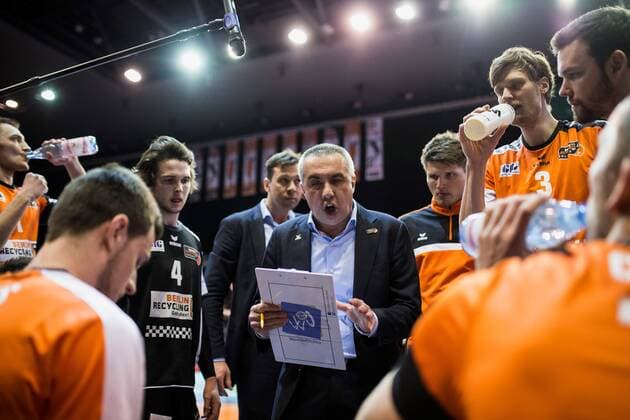 Berlin, Deutschland, 20.04.2017: Volleyball Bundesliga Playoff Halbfinale Spiel 3 Saison 2016 2017 - Berlin Recycling Volleys - United Volleys Rhein-Main. Trainer Roberto Serniotti (BR Volleys) bei einer Auszeit