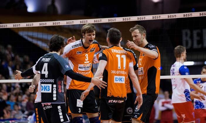 Berlin, Deutschland, 20.04.2017: Volleyball Bundesliga Playoff Halbfinale Spiel 3 Saison 2016 2017 - Berlin Recycling Volleys - United Volleys Rhein-Main. Jubel Luke Perry (BR Volleys 4), Robert Kromm (BR Volleys 3), Tsimafei Zhukouski (BR Volleys 11), Paul Carroll (BR Volleys 12)