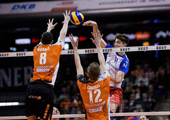 Berlin, Deutschland, 20.04.2017: Volleyball Bundesliga Playoff Halbfinale Spiel 3 Saison 2016 2017 - Berlin Recycling Volleys - United Volleys Rhein-Main. Tobias Krick (United Volleys 11) gegen den Block aus Graham Vigrass (BR Volleys 8) und Paul Carroll (BR Volleys 12)
