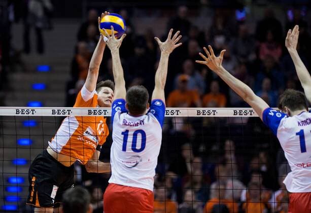 Berlin, Deutschland, 20.04.2017: Volleyball Bundesliga Playoff Halbfinale Spiel 3 Saison 2016 2017 - Berlin Recycling Volleys - United Volleys Rhein-Main. Ruben Schott (BR Volleys 13) gegen den Block aus Sebastian Kühner Kuehner (BR Volleys 10) und Tsimafei Zhukouski (BR Volleys 11)