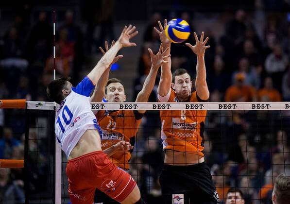 Berlin, Deutschland, 20.04.2017: Volleyball Bundesliga Playoff Halbfinale Spiel 3 Saison 2016 2017 - Berlin Recycling Volleys - United Volleys Rhein-Main. Moritz Reichert (United Volleys 10) gegen den Block aus Paul Carroll (BR Volleys 12) und Graham Vigrass (BR Volleys 8)