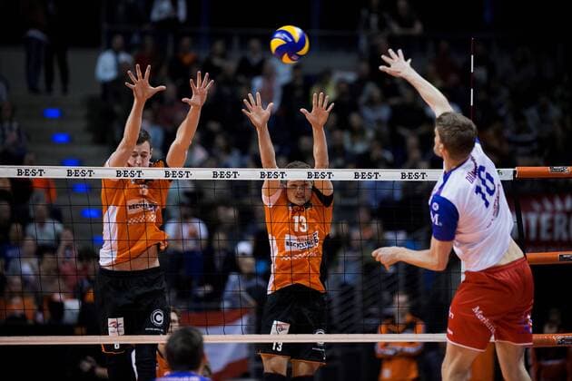 Berlin, Deutschland, 20.04.2017: Volleyball Bundesliga Playoff Halbfinale Spiel 3 Saison 2016 2017 - Berlin Recycling Volleys - United Volleys Rhein-Main. Christian Dünnes Duennes (United Volleys 16) gegen den Block aus Graham Vigrass (BR Volleys 8) und Ruben Schott (BR Volleys 13)
