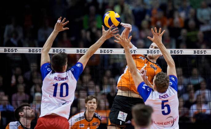 Berlin, Deutschland, 20.04.2017: Volleyball Bundesliga Playoff Halbfinale Spiel 3 Saison 2016 2017 - Berlin Recycling Volleys - United Volleys Rhein-Main. Aleksandar Okolic (BR Volleys 1) gegen den Block aus Moritz Reichert (United Volleys 10) und Lukas Bauer (United Volleys 5)