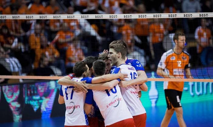 Berlin, Deutschland, 20.04.2017: Volleyball Bundesliga Playoff Halbfinale Spiel 3 Saison 2016 2017 - Berlin Recycling Volleys - United Volleys Rhein-Main. Jubel United Volleys, rechts Christian Dünnes Duennes (United Volleys 16)